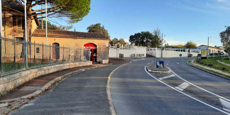 Mairie et cimetière de Leognan